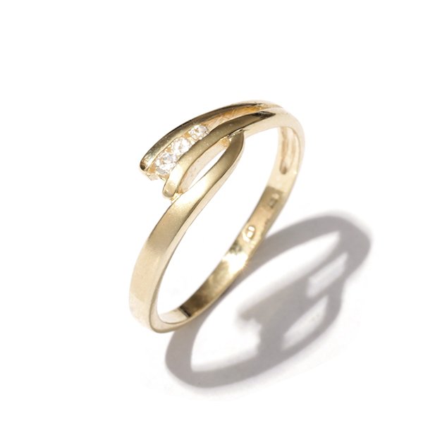 Zlatý prsten se zirkony vel. 56